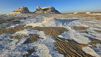 Il suolo calcareo coperto in parte di sabbia del 'deserto bianco'